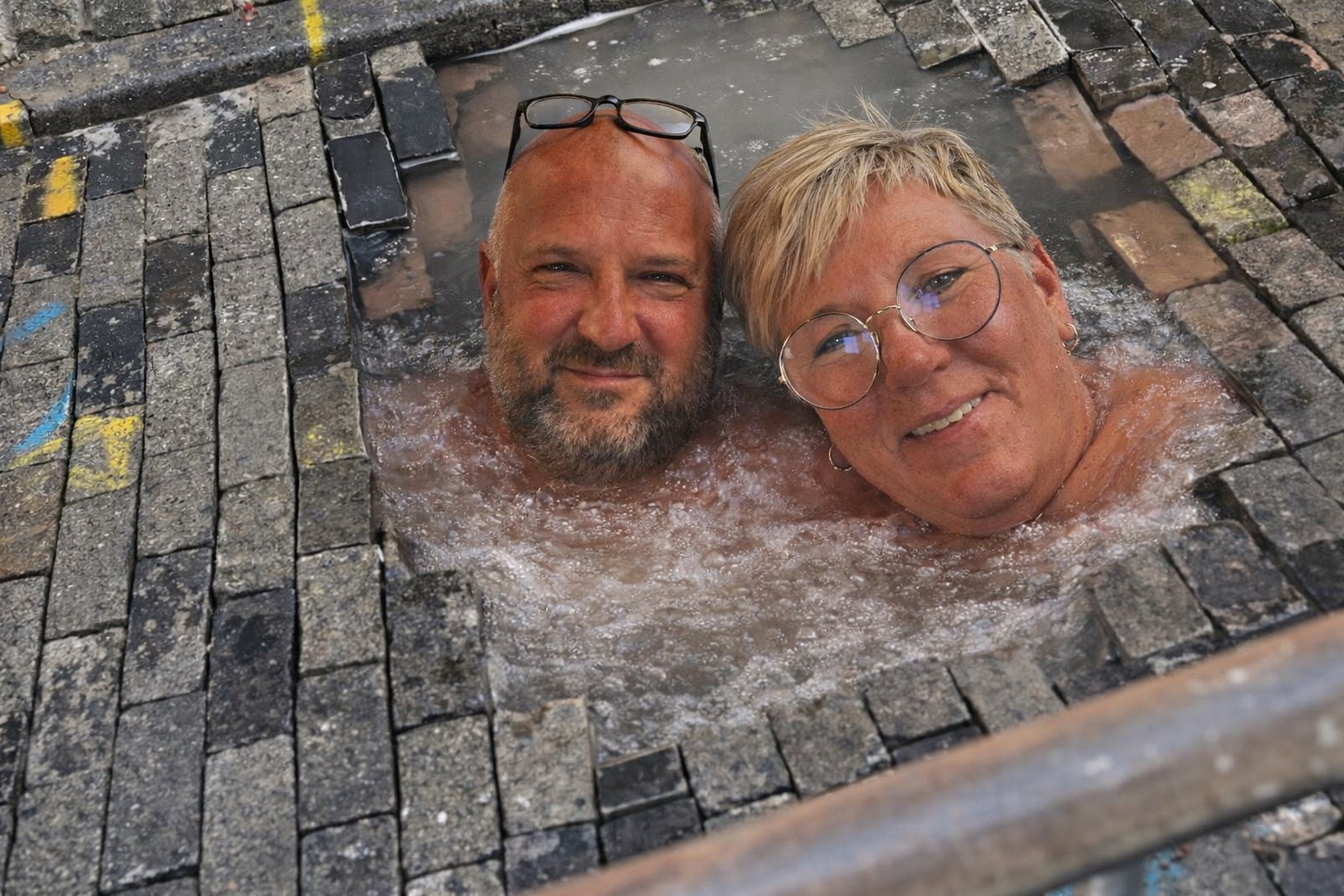 Straat-jacuzzi in Hakendover (satirische context)