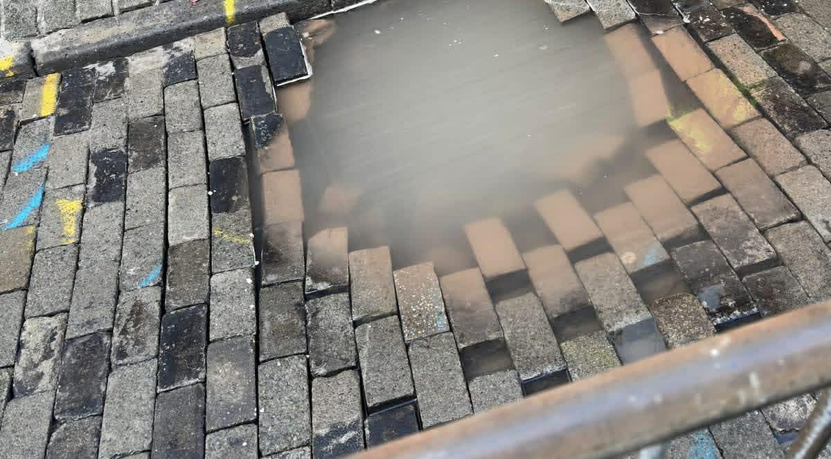 Straat-jacuzzi in Hakendover (satirische context)